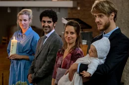 Die Taufzeremonie beginnt, v.li.: Frederike (Isabel Thierauch), Faraz (Reza Brojerdi), Viola (Amelie Kiefer) und der Taufpate (Andreas J&uuml;rgens) mit Baby Linus (Hilma Kiefer)