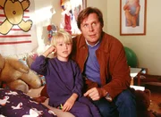 Dr. Stefan Frank (Sigmar Solbach) macht dem Vater von Florian (Florian Leibner) klar, dass es im Grunde egal ist, welches Geschlecht sein Kind hat, Hauptsache, es ist gesund und gl&uuml;cklich.