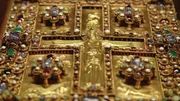 Dies ist die R&uuml;ckseite des Lindauer Evangeliars, ein au&szlig;ergew&ouml;hnliches Beispiel f&uuml;r einen mittelalterlichen Metallbuchdeckel, der mit Edelsteinen verziert ist.