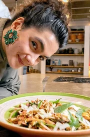 Lucie zeigt, wie man aus frischem Löwenzahn einen fruchtigen Salat macht.
