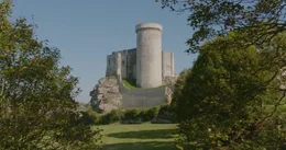 Im Lauf der Jahrhunderte wurden viele Burgen immer wieder umgestaltet. Alte Geb&auml;ude wurden abgerissen und neue hinzugef&uuml;gt. Burg Falaise hat gleich drei Wohnt&uuml;rme aus verschiedenen Bauphasen.