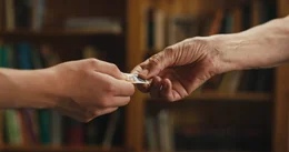 Claretta (Carla Becker) gibt Sarah (Romy Amberg) Briefmarken.