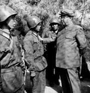 Nach der japanischen Besatzung schwingt sich Kim Il-Sung mithilfe der Sowjetunion zum F&uuml;hrer Nordkoreas auf.