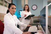 Dr. Ina Schulte (Isabell Gerschke) und Dr. Philipp Brentano (Thomas Koch) haben gerade erfahren, dass Sarah Marquardt und Philipps Frau Arzu mit einer Hochschwangeren im Fahrstuhl stecken geblieben sind.