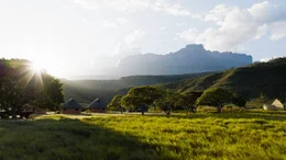 Fast 2500 Meter hoch ragt der Auyan-Tepui &uuml;ber der Savanne im S&uuml;den Venezuelas auf: Von seinen Steilw&auml;nden st&uuml;rzt unter anderem der h&ouml;chste Wasserfall der Welt in die Tiefe &ndash; der Salto &Aacute;ngel. In der Siedlung Kavak, am Fu&szlig; des Tepuis, entsteht das Basislager der Expedition.