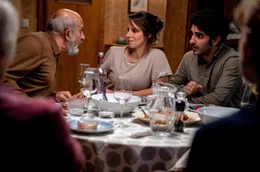 Masud (Ramin Yazdani, li.) kritisiert seinen Sohn Faraz (Reza Brojerdi) und seine Schwiegertochter Viola (Amelie Kiefer).