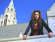 Detective Stella Bonasera (Melina Kanakaredes) untersucht den Tod einer Sozialarbeiterin, die von einem Kirchendach gefallen ist. Detective Stella Bonasera (Melina Kanakaredes) untersucht den Tod einer Sozialarbeiterin, die von einem Kirchendach gefallen ist.