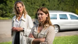 Pola (Sophie von Kessel, hinten) ist gespannt, wie Petra (Ulrike C. Tscharre) auf den Rollentausch ihres Mannes reagiert.