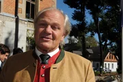 Hotelier Peter Herbrechter (Michael König) vor dem Pressetermin.