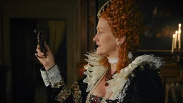 Queen Elisabeth I. wei&szlig; um Maria Stuarts pers&ouml;nliche Beziehungen und geheime Pl&auml;ne. Sie l&auml;sst am Ende Maria Stuart hinrichten.
