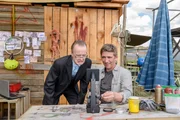 Fritz Fuchs (Guido Hammesfahr, r.) und Ordnungshüter Heinz Kluthe (Holger Handtke, l.) haben eine Wette abgeschlossen. Fritz soll in 24 Stunden 1000 Tierarten auf dem öden Gelände finden.