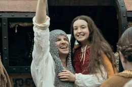 L-R: Lord Rollo (Andrew Scott) und Birdy (Bella Ramsey)