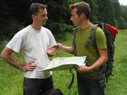 Von links: Outdoorexperte Markus erklärt Willi, wie man in der freien Natur ohne Wegweiser und feste Wege ans Ziel kommt.