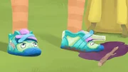 Selbst die Limonaden-Pfütze hilft nicht gegen den Dreck an der Sohle von Turnschuh Dalli (rechts). Wetz (links) ist genervt. Selbst die Limonaden-Pfütze hilft nicht gegen den Dreck an der Sohle von Turnschuh Dalli (rechts). Wetz (links) ist genervt.