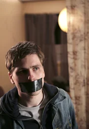 02:55 Uhr im ERSTEN. Pontus (Sverrir Gudnason) ist von dem Scharfschützen gekidnappt worden.
