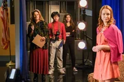 Susan Cinoman (Ana Gasteyer, l.), Brea Bee (Sadie Stanley, r.), Dave Kim (Kenny Ridwan, 2.v.l.) Susan Cinoman (Ana Gasteyer, l.), Brea Bee (Sadie Stanley, r.), Dave Kim (Kenny Ridwan, 2.v.l.)