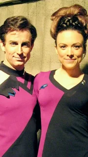 Ein rätselhafter Mord in der Science-Fiction-Szene verschafft den Science-Fiction-Fans Wendy Simms (Liz Vassey) und David Hodges (Wallace Langham) einen Auftritt in entsprechendem Outfit.