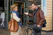 Dr. Ina Schulte (Isabell Gerschke) und Dr. Philipp Brentano (Thomas Koch) haben gerade erfahren, dass Sarah Marquardt und Philipps Frau Arzu mit einer Hochschwangeren im Fahrstuhl stecken geblieben sind.