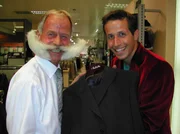 Willi Weitzel versucht sich mit Hilfe von Herrn Hille als Verkäufer in der Herrenabteilung im KaDeWe in Berlin und wirft sich dazu selbst in Schale.