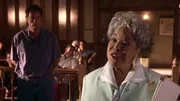Tess (Della Reese, r.) tritt als Verteidigerin auf, Farmer Justinian Jones (John de Lancie, l.) als Ankläger.