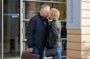 Bea Hölsch (Daniela Wutte, re.) ist mit Fieber umgekippt und hat sich einen Schlüsselbeinbruch zugezogen. Ihren behandelnden Arzt Dr. Martin Stein (Bernhard Bettermann, li.) bringt sie mit ihrem sehr anschmachtenden Verhalten in eine ziemlich unangenehme Situation. Auch Dr. Kathrin Globisch (Andrea Kathrin Loewig, mi.) ist ziemlich irritiert.