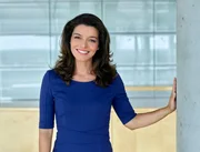 Moderatorin Ana Plasencia im neu gestalteten UMSCHAU-Studio.