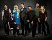 L-R: Dr. Spencer Reid (Matthew Gray Gubler), Emily Prentiss (Paget Brewster), Penelope Garcia (Kirsten Vangsness), Aaron Hotch (Thomas Gibson), David Rossi (Joe Mantegna), Derek Morgan (Shemar Moore) und Jennifer Jareau (A.J. Cook).