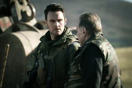 Lewis (Tom Wilkinson, r.) hat kein Zutrauen zu seinem aufbrausenden Sohn Oliver (Owain Yeoman, l.).