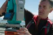 Geologe Julian Thomson prüft die Höhe der Anhebung der Küste von Kaikoura, Neuseeland, nach dem letzten Erdbeben.