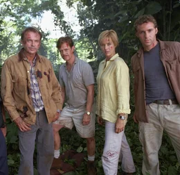 Die Dinoj&auml;ger: V.l.: Alan (Sam Neill), Paul (William H. Macy), Amanda (T&eacute;a Leoni) und Billy (Alessandro Nivola).  +++ Die Verwendung des sendungsbezogenen Materials ist nur mit dem Hinweis und Verlinkung auf RTL+ gestattet. +++