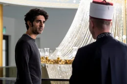 Kann ein Baby zwei Religionen angeh&ouml;ren? Faraz (Reza Brojerdi, li.) informiert sich beim Imam (Resmi Likay).