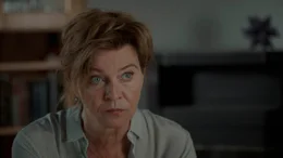 Jutta (Margarita Broich) wendet sich von Freundin Martina ab.; ARD/NDR BIS ZUR WAHRHEIT, am Mittwoch (20.11.24) um 20:15 Uhr im ERSTEN. Jutta (Margarita Broich) wendet sich von Freundin Martina ab. &copy; NDR/Boris Laewen/Roland Stuprich, honorarfrei - Verwendung gem&auml;&szlig; der AGB im engen inhaltlichen, redaktionellen Zusammenhang mit genannter NDR-Sendung bei Nennung "Bild: NDR/Boris Laewen/Roland Stuprich" (S2). NDR Presse und Information/Fotoredaktion, Tel: 040/4156-2333 oder -2305, pressefoto@ndr.de
