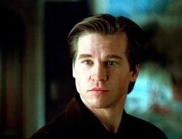 Bruce Wayne (Val Kilmer) alias Batman nimmt den Kampf mit den beiden Superschurken