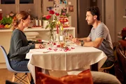 Mina (Yasmina Djaballah) und Thomas (Jan Kittmann) bei ihrem Date. Mina hat gekocht.