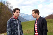 Franz (Pablo Sprungala, r.) ärgert sich, dass Basti (Raban Bieling, l.) sich so gar nicht für seine Pläne, ein Restaurant in Portugal zu eröffnen, interessiert.