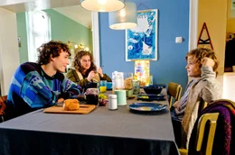 F&uuml;r Tim (Jonathan Lade), Paula (Lydia Maria Makrides) und Thorben (Leo Pérez-Kallscheuer) ist klar: Mama braucht einen "Neuen".