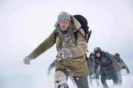 Der R&uuml;ckweg wird mehr und mehr zur Flucht vor dem angriffslustigen Wolfsrudel. Der Trupp verl&auml;sst sich dabei auf Ottway (Liam Neeson), der sie so sicher als m&ouml;glich durch die Wildnis f&uuml;hren will.