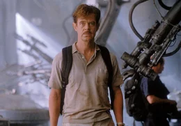 Paul Kirby (William H. Macy) fliegt unter dem Vorwand einer Erkundungs-Tour auf Isla Sorna um nach seinem verschwundenen Sohn zu suchen.  +++ Die Verwendung des sendungsbezogenen Materials ist nur mit dem Hinweis und Verlinkung auf RTL+ gestattet. +++