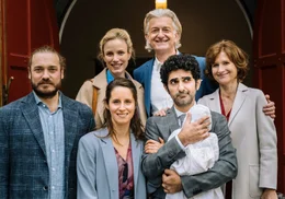 v.li.: Max (Denis Schmidt), Frederike Helmrich (Isabel Thierauch), Viola Helmrich (Amelie Kiefer), Holger Helmrich (Dominic Raacke), Faraz Mandipur (Reza Brojerdi), Beatrice Helmrich (Victoria Trauttmansdorff)