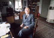 Albert Speer in seiner Villa in Heidelberg. Hier empfängt er Journalisten und strickt an der Legende vom "guten Nazi".