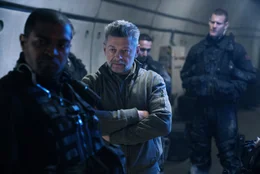 Clements (Andy Serkis, M.) l&auml;sst sich von Major Bisset (Noel Clarke, l.) und Declan Smith (Tom Hopper, r.) die gef&auml;hrliche Lage im Eurotunnel schildern.