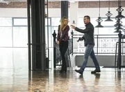 Nachdem Anna (Bar Paly, l.) und Callen (Chris O'Donnell, r.) ein Fahrzeug verfolgen, das die Materialien zur Herstellung von Euro-Bl&uuml;ten geladen hat, sto&szlig;en sie schlie&szlig;lich auf die Geldf&auml;lscherwerkstatt ...