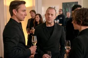 Wer wei&szlig; was? Axel (Arnd Klawitter, li.), Clara (Julia Koschitz) und Ulf (Heino Ferch) belauern sich.