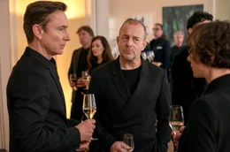 Wer wei&szlig; was? Axel (Arnd Klawitter, li.), Clara (Julia Koschitz) und Ulf (Heino Ferch) belauern sich.