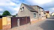 Diese 120 m² große Doppelhaushälfte auf einem 550 m² großen Grundstück wird für nur 15.000 Euro angeboten. Silvio und Carolin kaufen das Haus und kündigen ihre Wohnung. Diese 120 m² große Doppelhaushälfte auf einem 550 m² großen Grundstück wird für nur 15.000 Euro angeboten. Silvio und Carolin kaufen das Haus und kündigen ihre Wohnung.