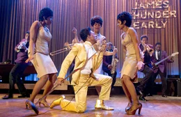 Allein h&auml;tten es "The Dreamettes" niemals bis auf die Showb&uuml;hne geschafft. Als Backgrounds&auml;ngerinnen von James "Thunder" Early (Eddie Murphy, M.) gelingt den drei stimmgewaltigen Soulgranaten Effie, Deena und Lorrell (Jennifer Hudson, l.; Beyonc&eacute; Knowles, M. hinten; Anika Noni Rose, r.) der Sprung an die Spitze der Billboard Charts.
