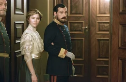 Als der Illusionist Eisenheim w&auml;hrend einer Vorstellung den rachs&uuml;chtigen Kronprinzen Leopold (Rufus Sewell, r.) beleidigt, eskaliert der Streit zwischen den um Herzogin Sophie (Jessica Biel, M.) buhlenden M&auml;nnern - mit weitreichenden Folgen ...