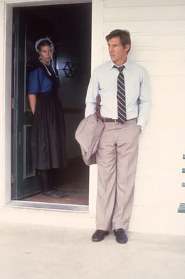 Eine Liebe ohne Chance: Bei den Ermittlungen kommen sich Polizeidetektiv John Book (Harrison Ford, r.) und Rachel (Kelly McGillis, l.) immer n&auml;her. Doch die beiden trennen Welten ...