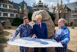 Der Architekt Dirk Trumpf (Joachim Meyerhoff) hat gro&szlig;e Pl&auml;ne zur Schlossrenovierung. Graf Falko (Michael Maertens) und Butler Dagobert (Martin Seifert) blicken skeptisch angesichts der astronomischen Kosten.