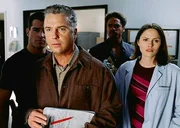 Nick (George Eads, hinten l.), Gil (William Petersen, 2.v.l.), Warrick (Gary Dourdan, hinten) und Sara (Jorja Fox) bekommen Besuch vom FBI.